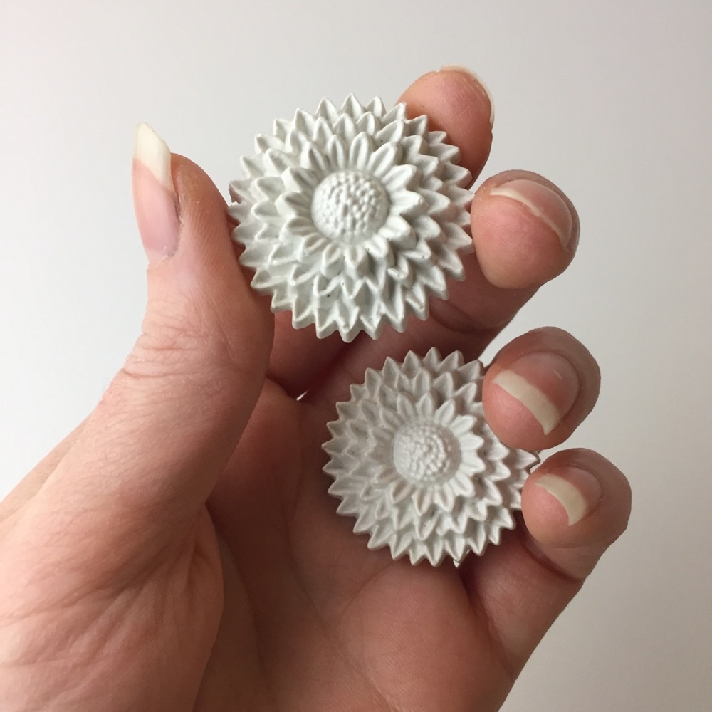 Vintage Big White Plastic Flower Clip On Earrings - Picture 2 of 8